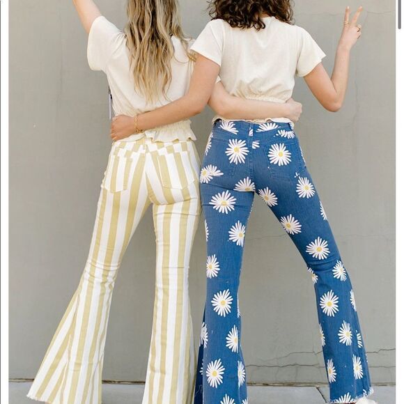 The CUTEST Daisy Print Denim Bell Bottom Flare Jeans - Picture 1 of 15
